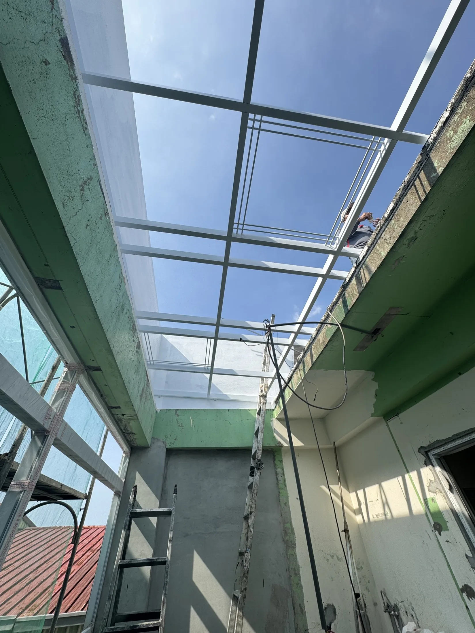 4F曬衣陽台採光罩結構與電線管路施工中