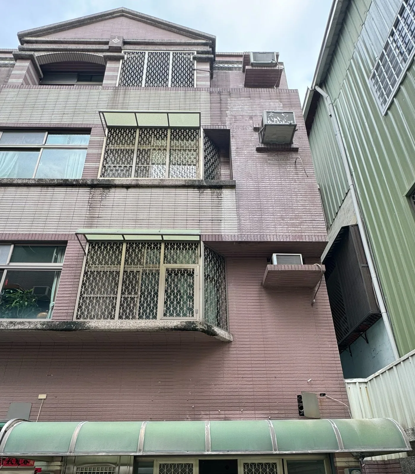 外觀改造前，全棟立面現況