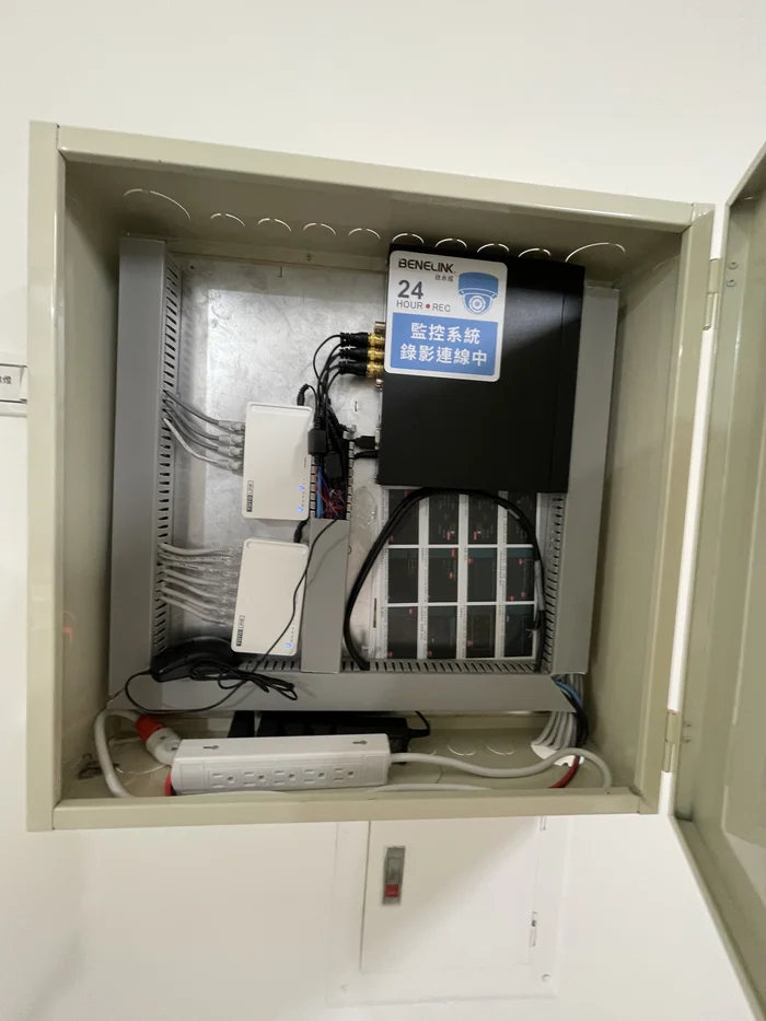 各樓層網路交換器與監控主機集中設置。