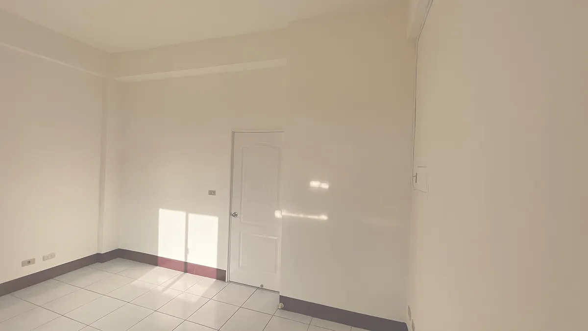 4F後套房施工前現況，原有房門與磁磚地板。