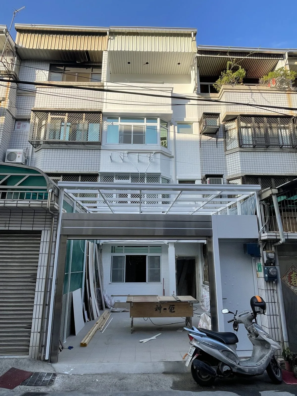組立車庫門扇與H型鋼構骨架
