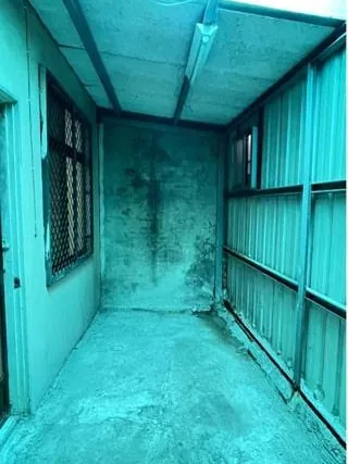 曬衣間原始外推鐵皮空間壁面斑駁滲水