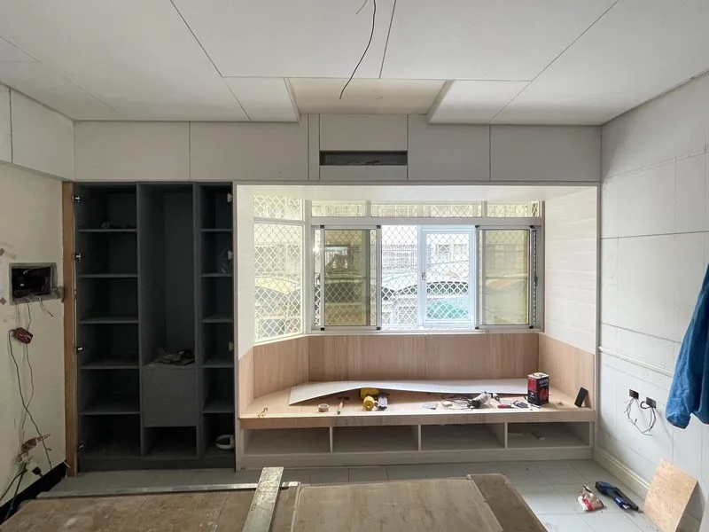 改造後：主臥收納櫃與通往衛浴動線