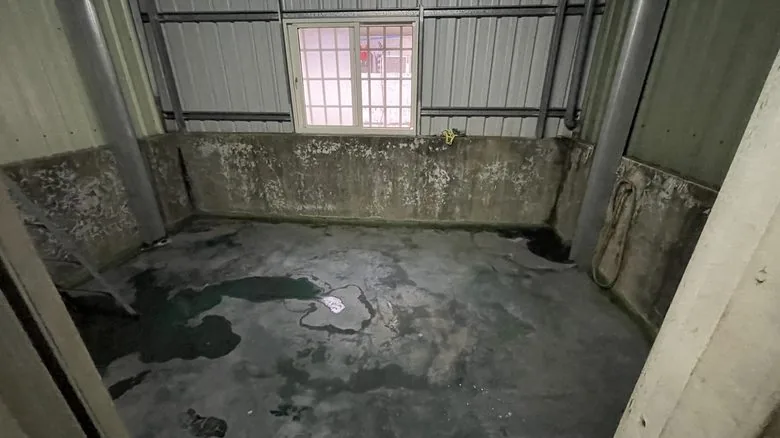 後陽台施工前：壁面斑駁滲水堆放雜物