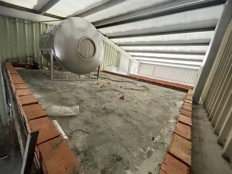 水塔平台施工中：四周砌磚止水墩
