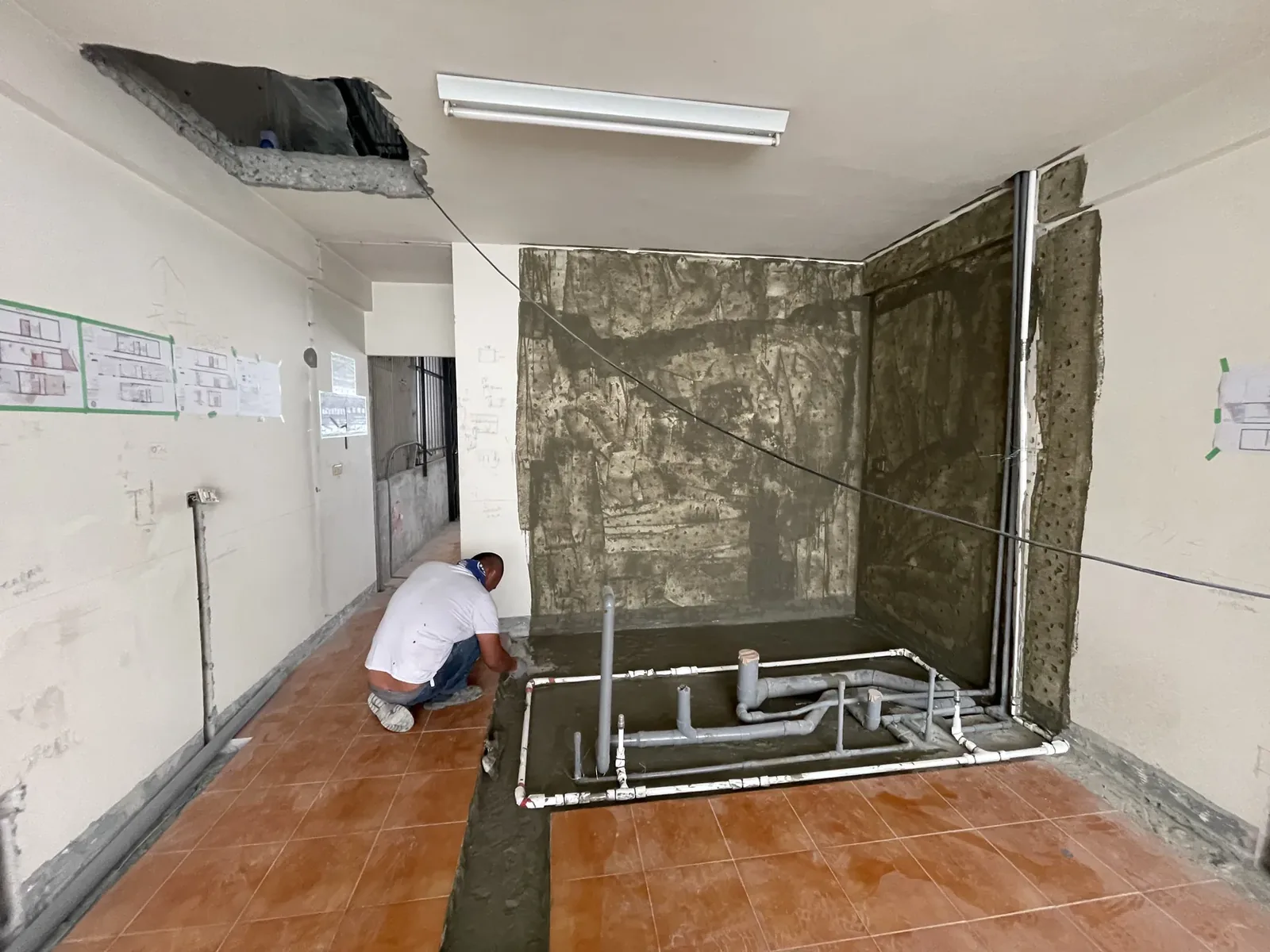 臺南永康起家厝翻新施工中:濕區牆面打底與地坪給排水管線重新配置