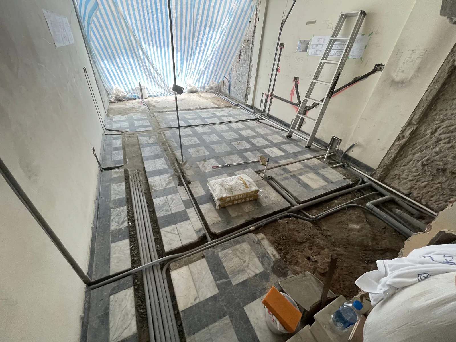 台南 30 年透天老屋翻新施工中:地坪打除後全室水電管線重新配置